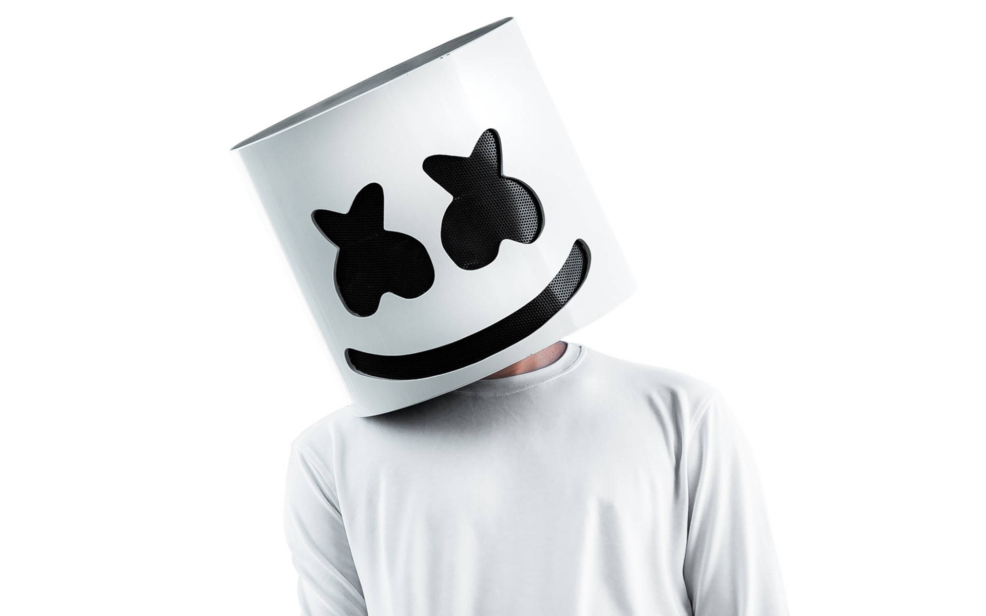 Marshmello 動態圖 桌布 壁紙 — 一個人戴著白色圓柱形頭盔，有黑色星形眼睛和微笑，背景為純白色。