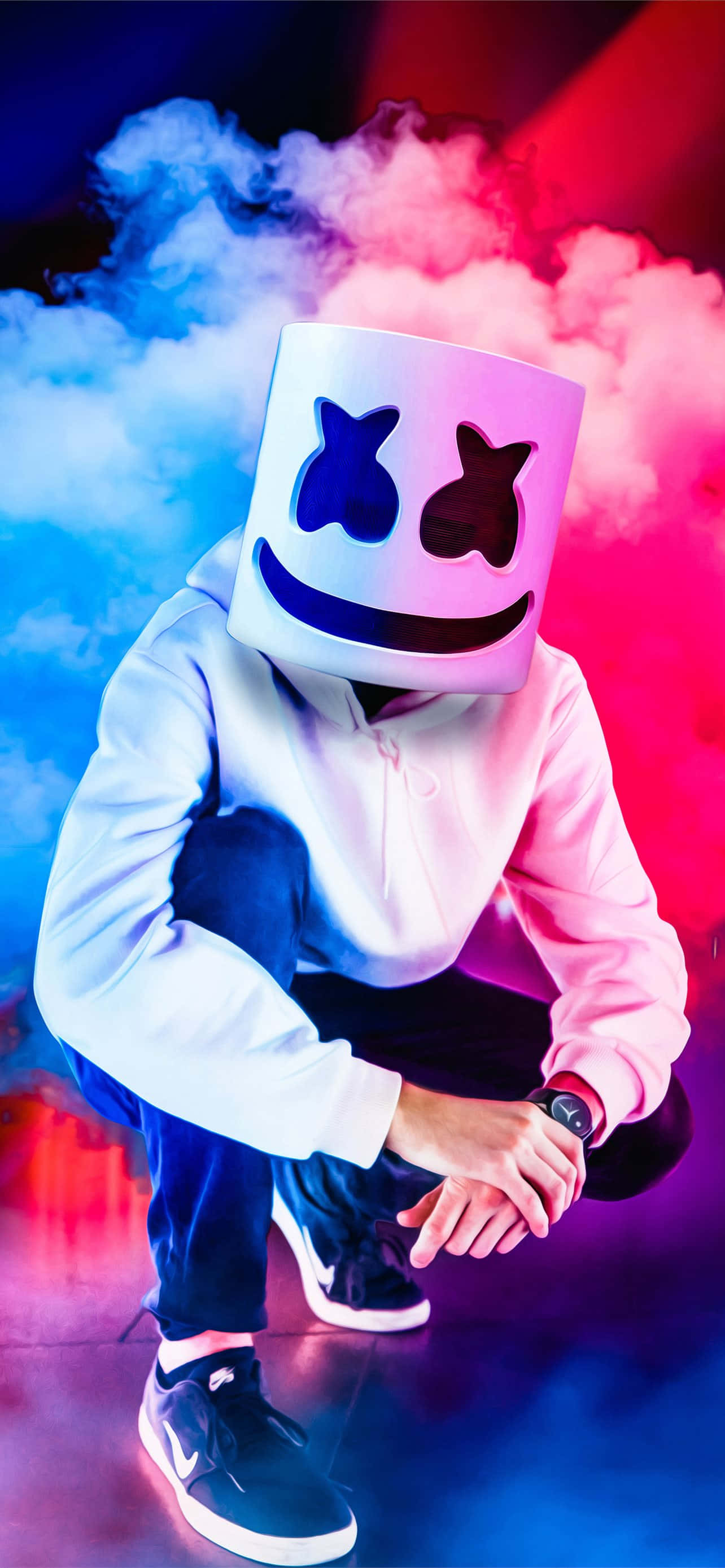 Fortnite iPhone 桌布 壁紙 — 一個人戴著白色棉花糖面具，在霓虹燈下蹲在旋轉的藍色和粉紅色煙霧中。