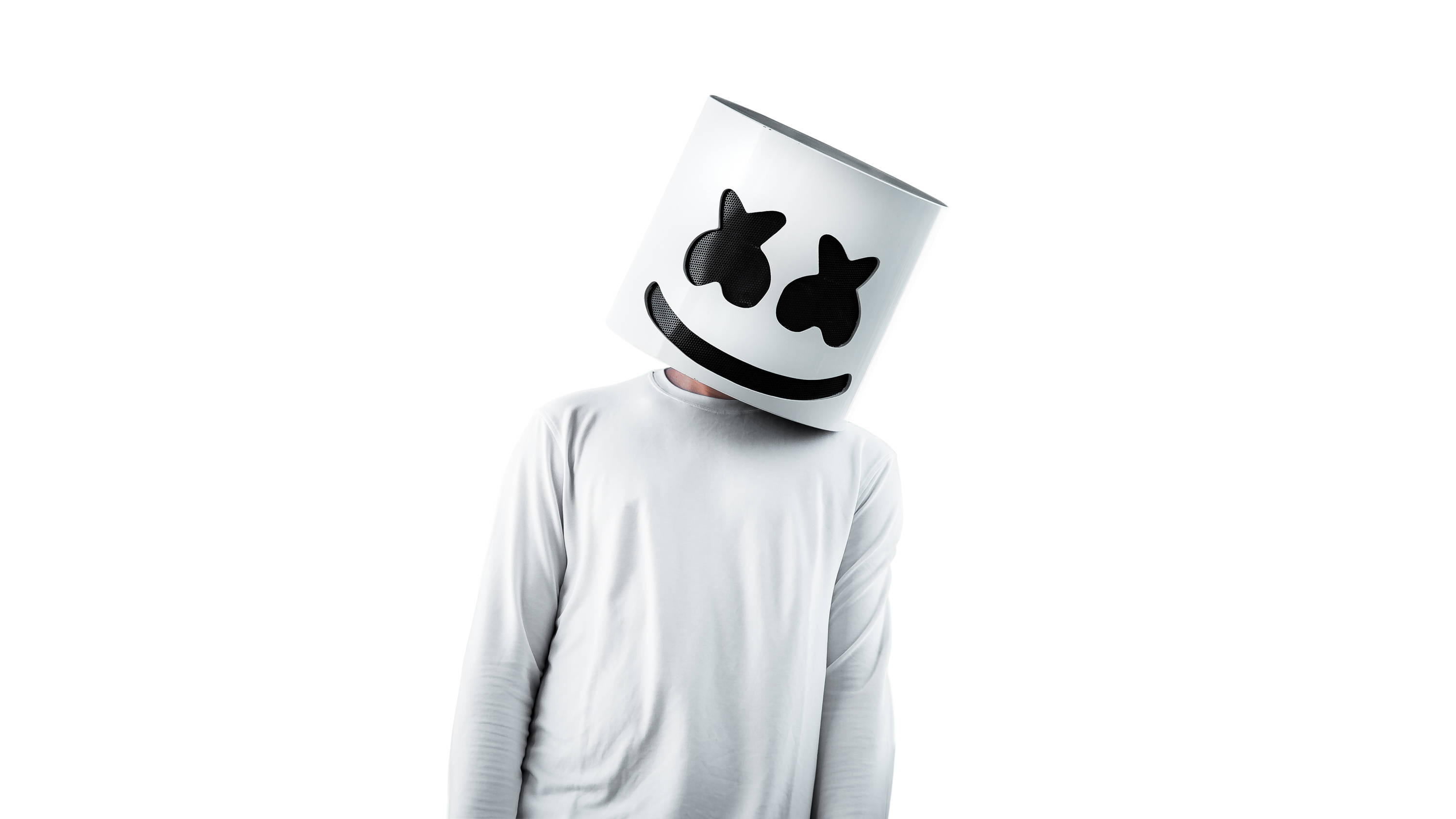 marshmello 4K 桌布 壁紙 — 一個人戴著白色棉花糖頭盔，上面有黑色笑臉圖案，背景是純白色。