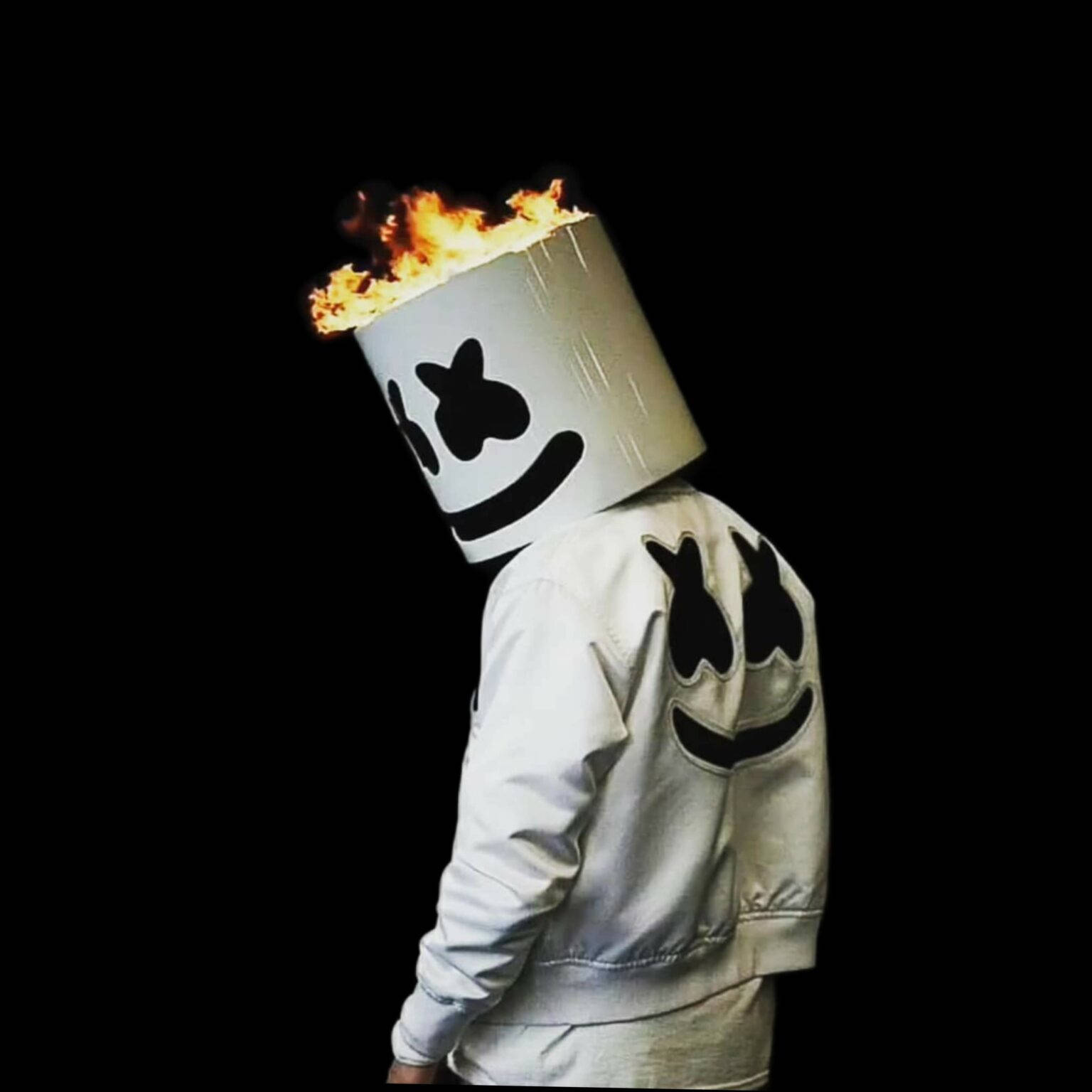 戴著燃燒的棉花糖頭盔和相配外套的人。 — 單身男孩 壁紙
