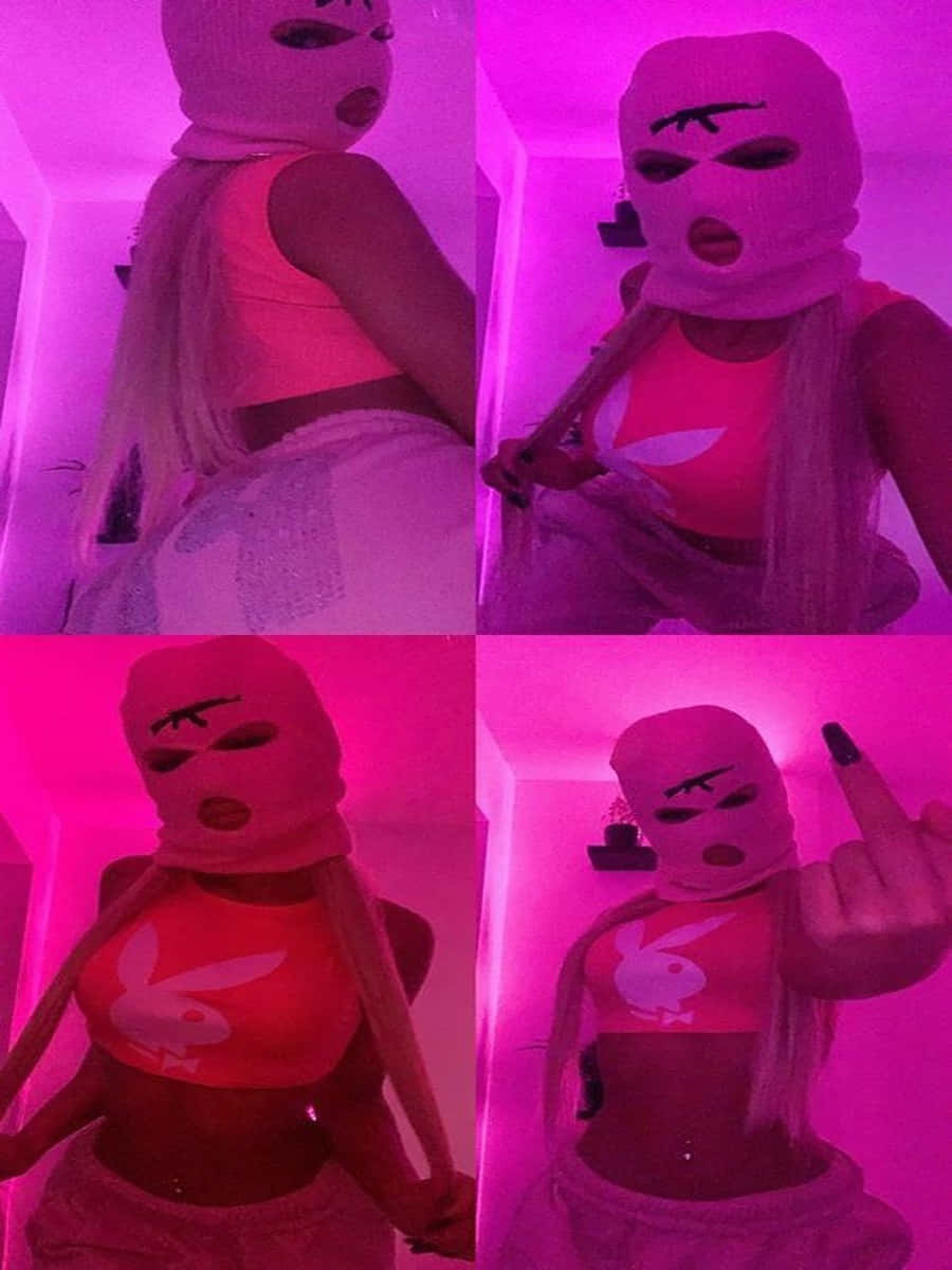Ski Mask Girl 桌布 壁紙 — 一個人戴著粉紅色巴拉克拉瓦帽，身穿Playboy短版上衣，在紫色燈光的房間裡，留著金色長髮，挑釁地擺姿勢。