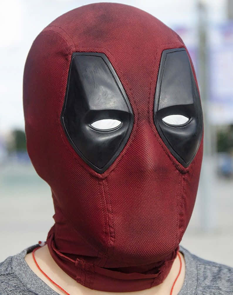Deadpool Mask 桌布 壁紙 — 一個人戴著精細的紅黑色死侍面具，配有白色眼鏡的特寫。