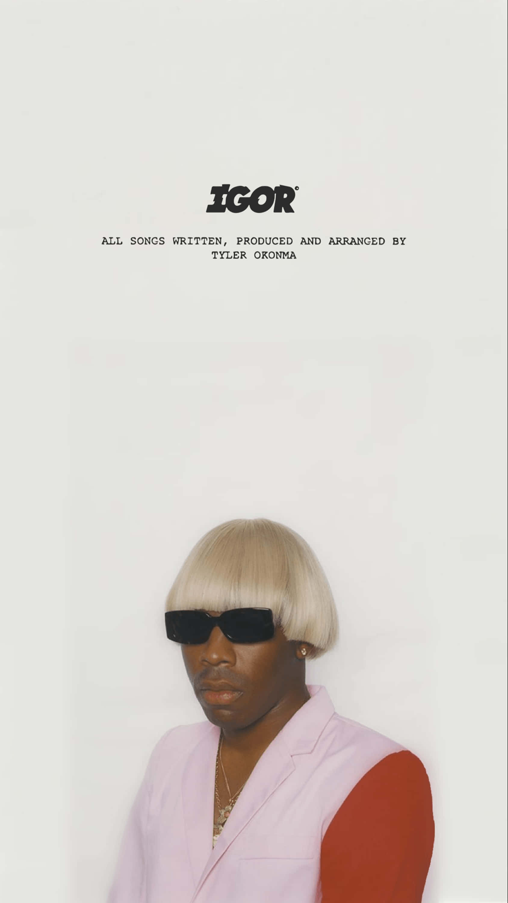 Tyler The Creator 4K 桌布 壁紙 — 一個人戴著金色鮑伯假髮和黑色太陽眼鏡，穿著粉紅色和紅色的無袖外套，背景是純白色。
