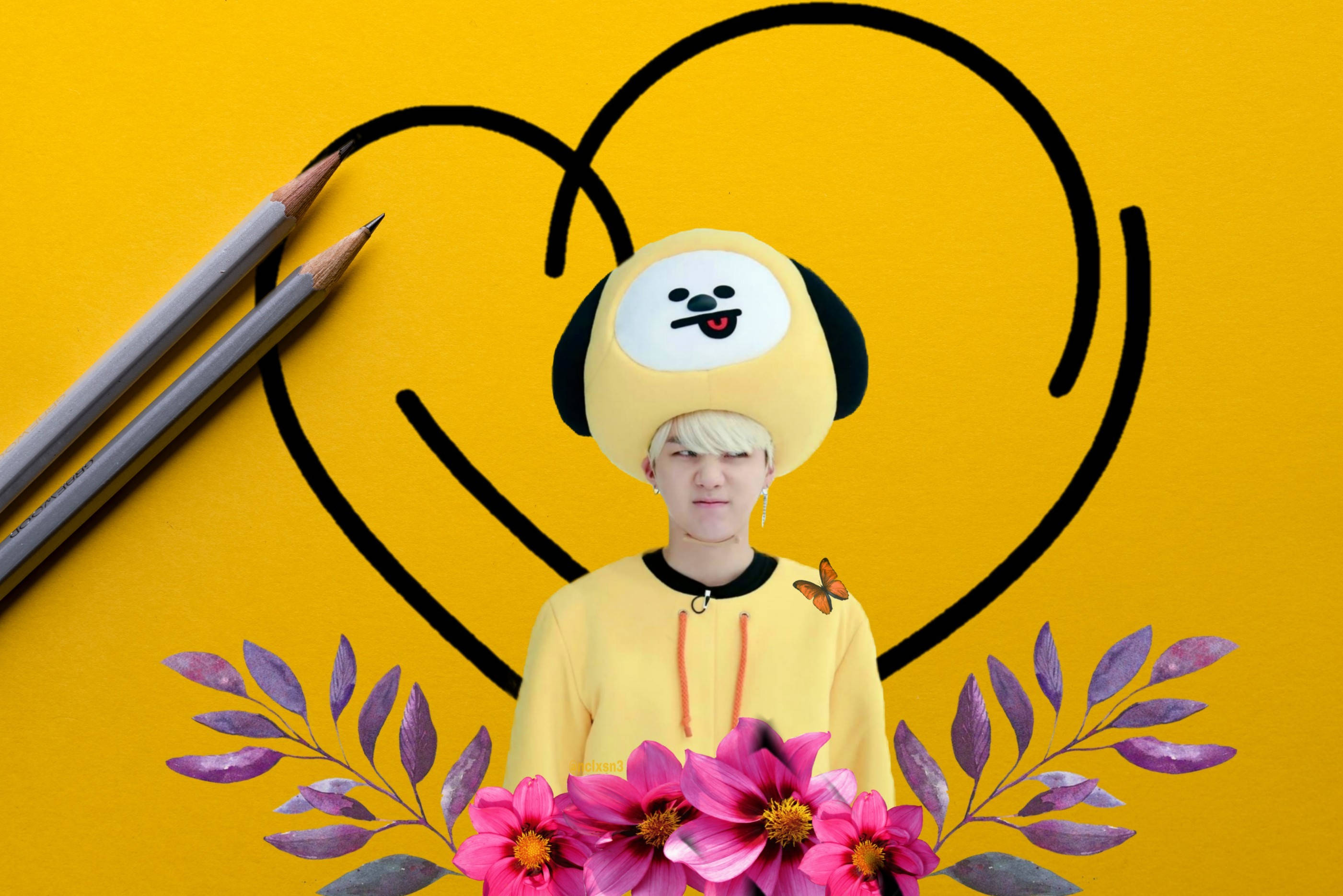 Chimmy Bt21 桌布 壁紙 — 一個人戴著黃色BT21角色帽，站在大膽的黃色背景前，背景有黑色心形輪廓、鉛筆和粉紅色花朵。