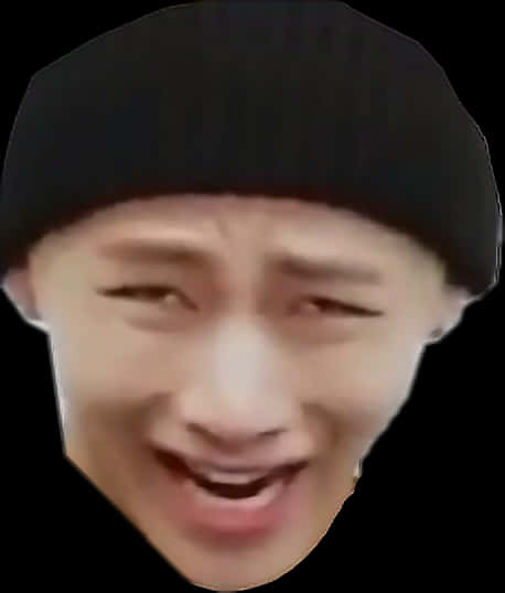 BTS 桌布 壁紙 — 一個人戴著黑色毛帽，在黑色背景前咧嘴大笑、瞇起眼睛的特寫。