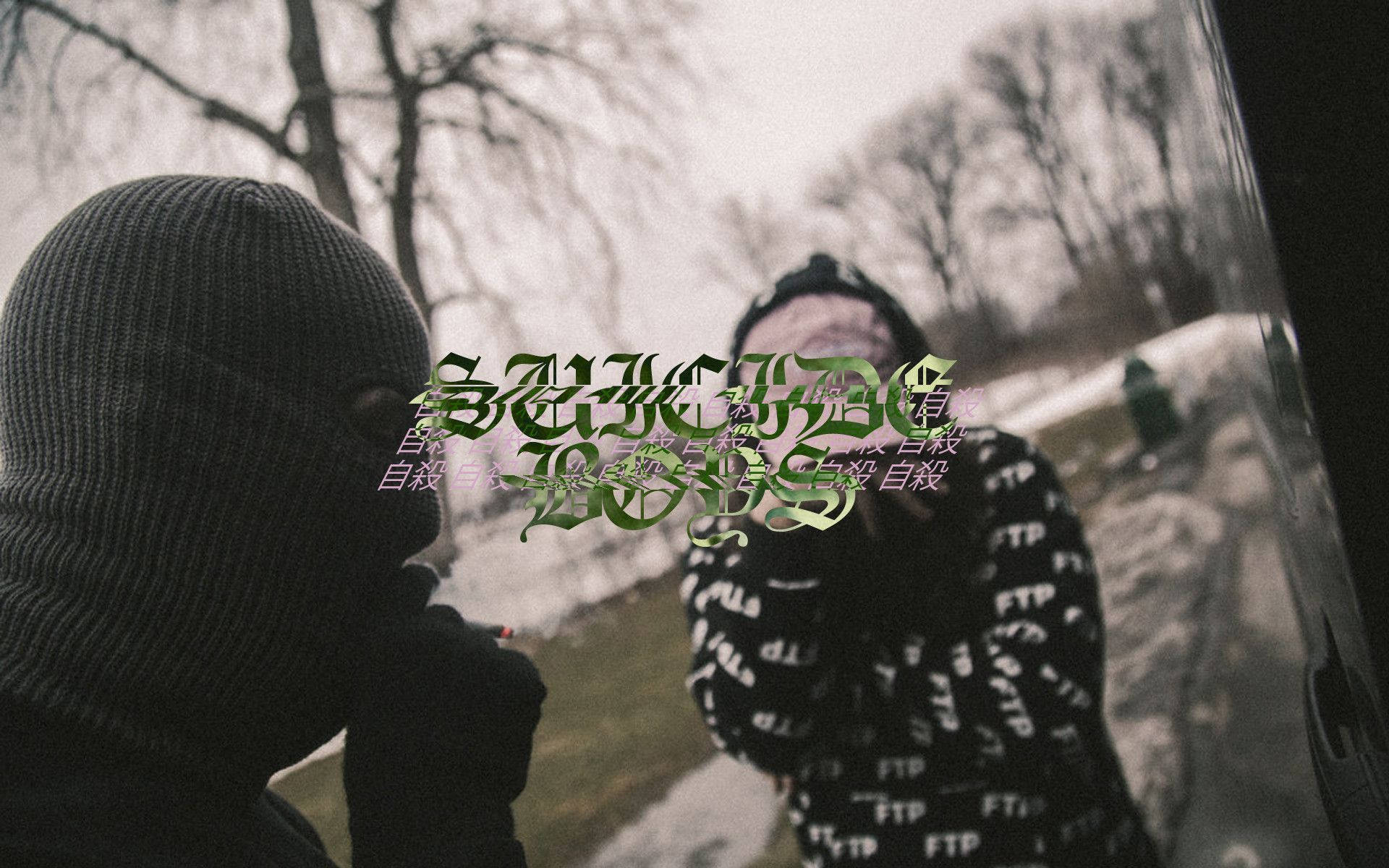 suicideboys 桌布 壁紙 — 一個人戴著黑色毛帽抽煙，他們的倒影顯示一件帶有FTP文字的連帽衫，背景是光禿禿的冬季樹木。