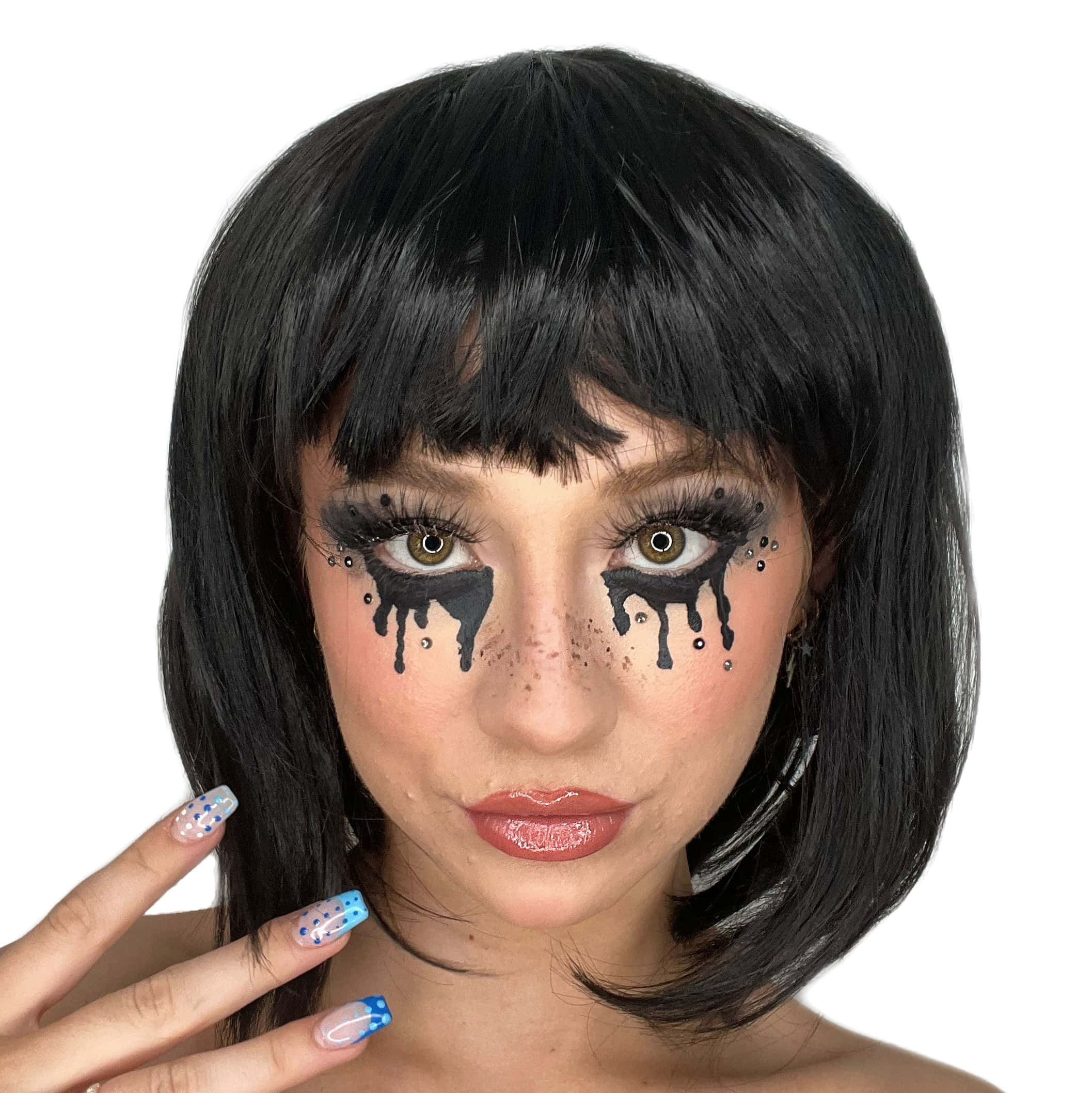 Halloween Face Paint 桌布 壁紙 — 一個人戴著黑色鮑伯假髮，在白色背景前化著戲劇性的黑色滴落眼妝。