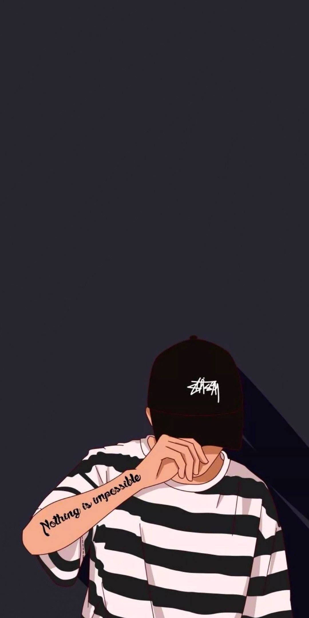 美學 桌布 壁紙 — 一個人戴著黑色鴨舌帽、身穿條紋襯衫，背對鏡頭，舉起有刺青的手臂，站在深色背景前。