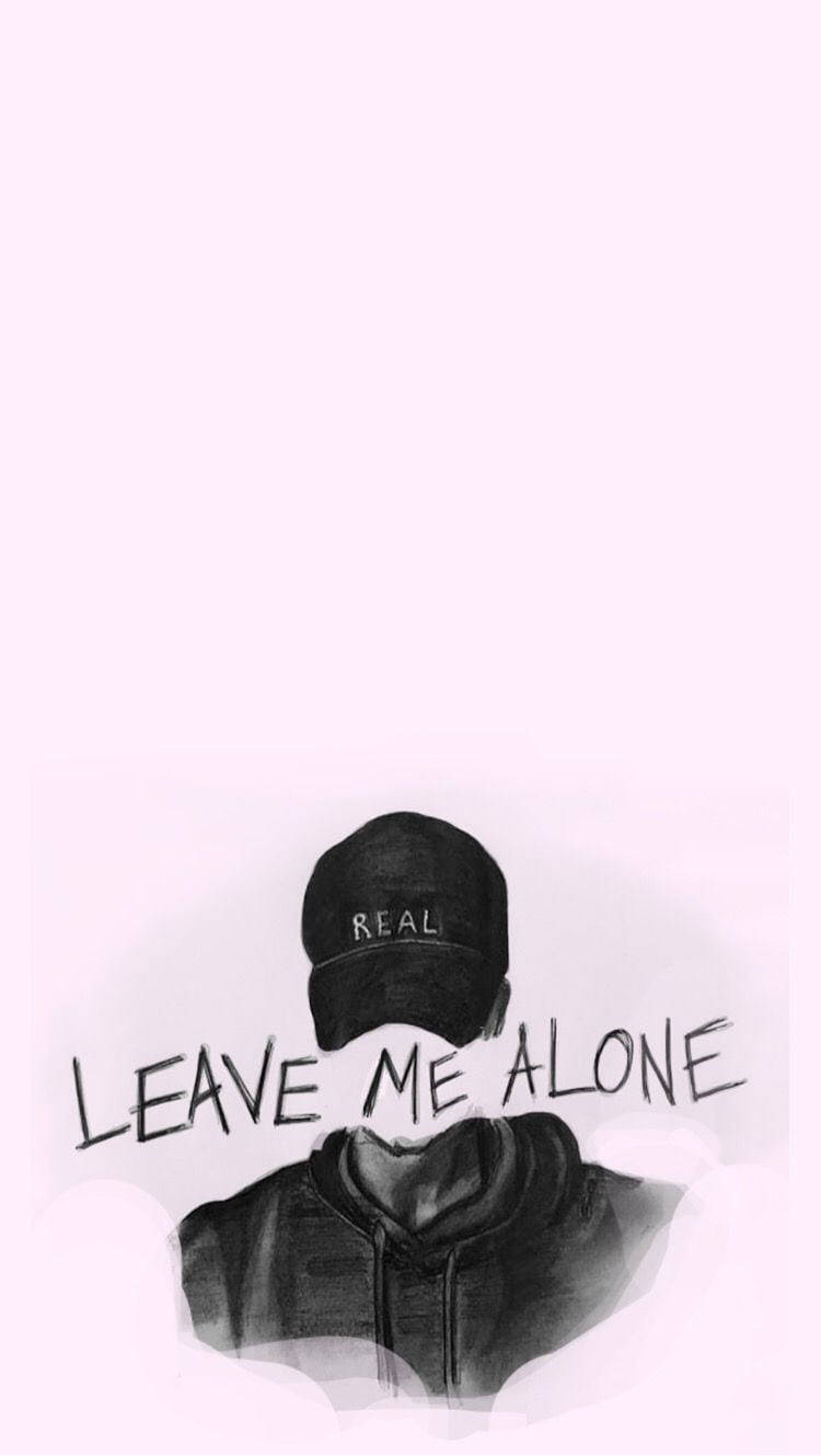 語錄 桌布 壁紙 — 一個人戴著黑色鴨舌帽和連帽衫，臉上寫著「LEAVE ME ALONE」字樣，背景是柔和的粉紅色。