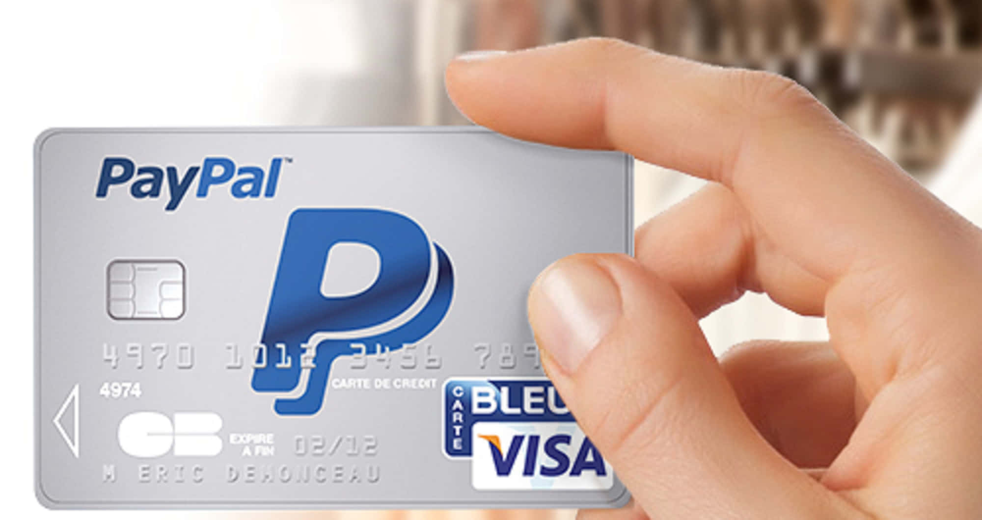 一個人手持PayPal卡 壁紙