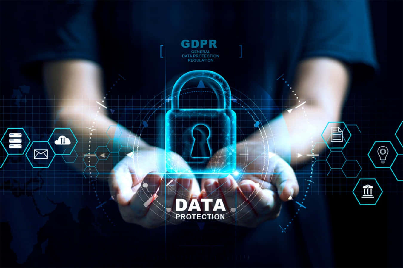security 桌布 壁紙 — 一個人手持一個發光藍色全息掛鎖，標有GDPR，數據保護圖標漂浮在他們的手周圍。