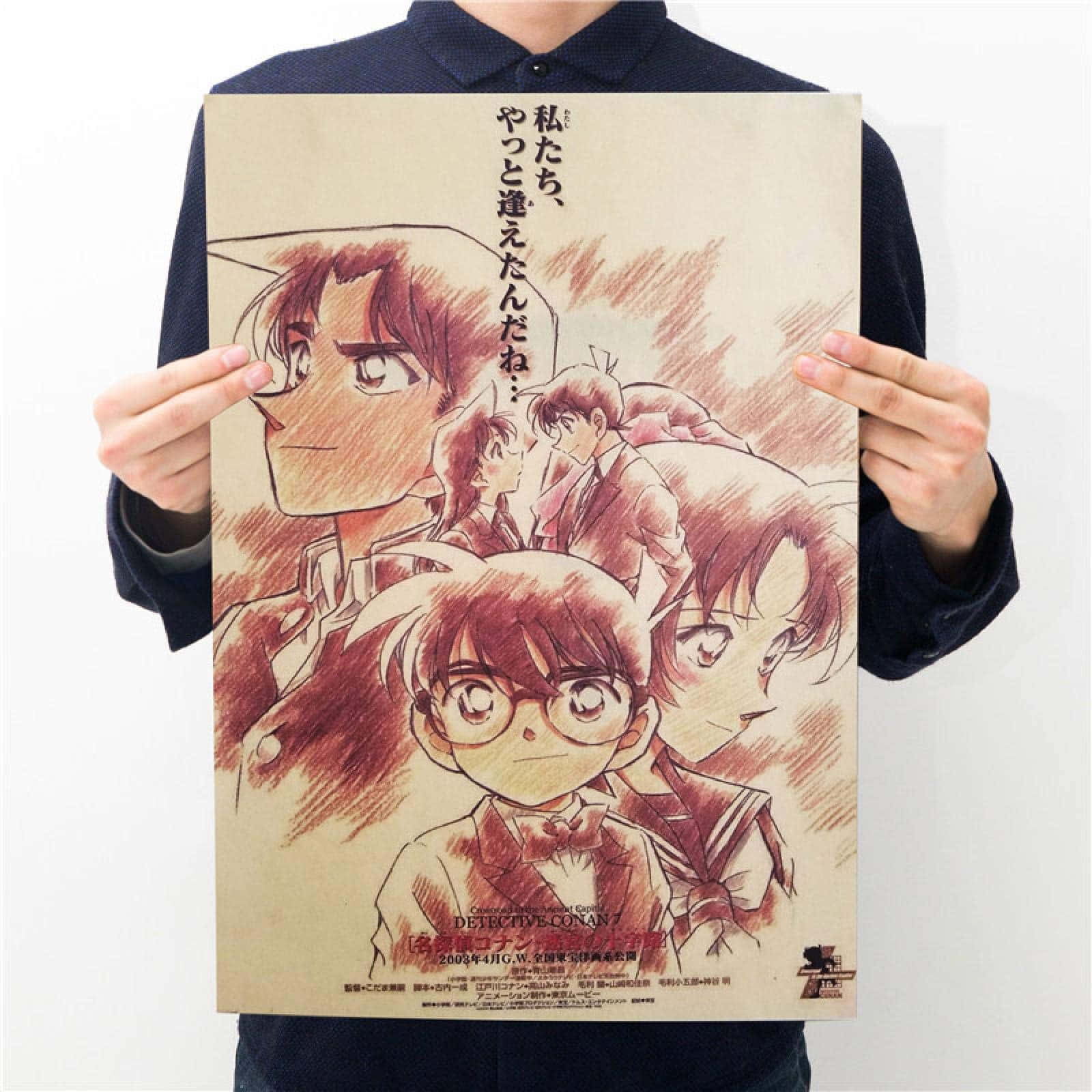 動畫 桌布 壁紙 — 一個人手持一張復古風格的《名偵探柯南》海報，上面有暖紅色和米色調的動漫角色。