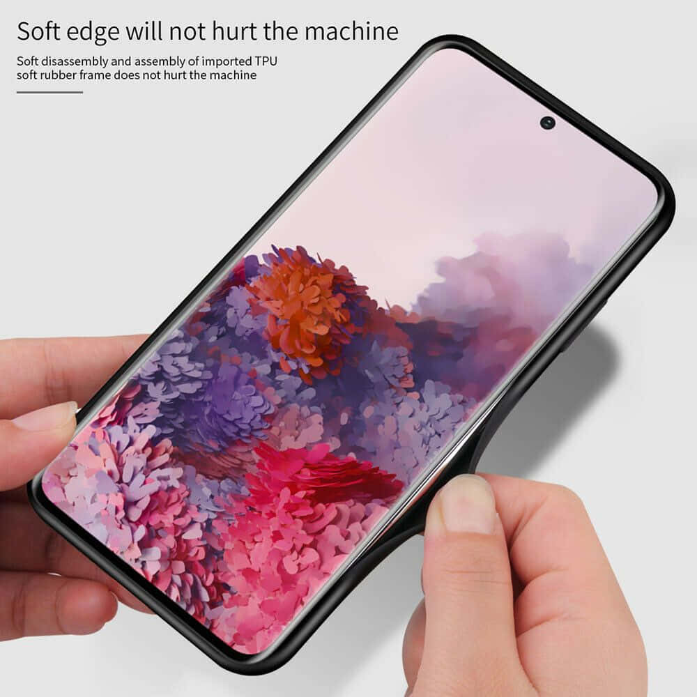 一個人手持三星Galaxy S20手機殼 壁紙