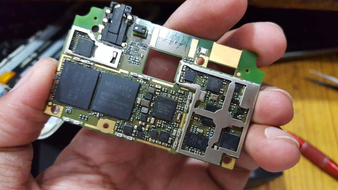 一個人手持小型電子設備 壁紙