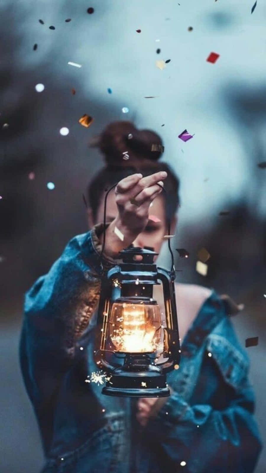 Woman 桌布 壁紙 — 一個人手持發光燈籠，彩色紙屑在柔和的藍色薄霧中飄落。