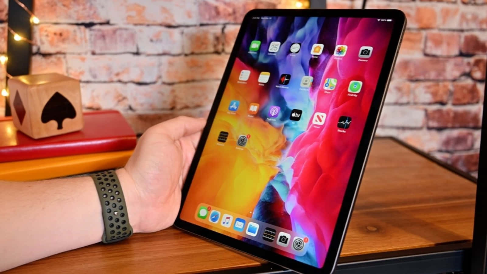 一個人手持螢幕顯示的Apple iPad Pro 壁紙