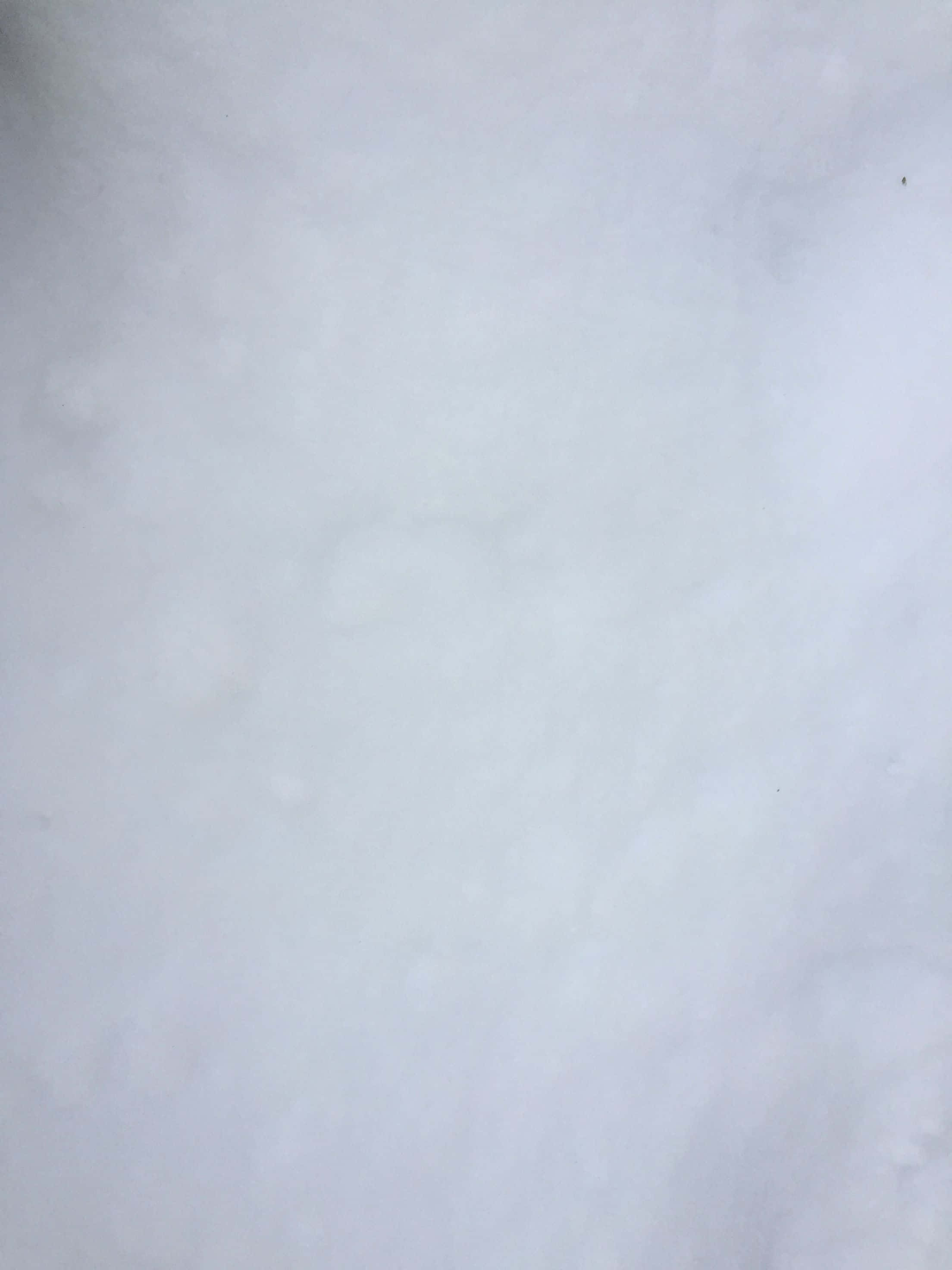 一個人手持雪杖站在雪地中 壁紙