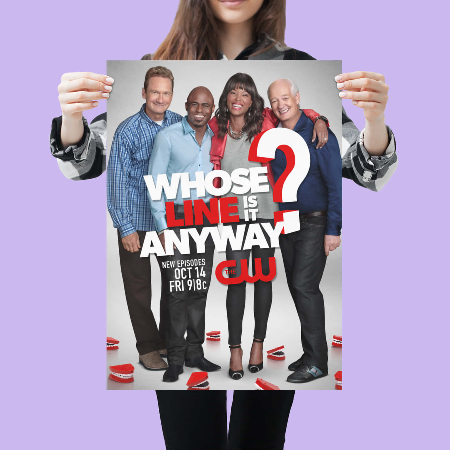 Canadian 桌布 壁紙 — 一個人手持電視節目《Whose Line Is It Anyway?》的海報，海報上有四位微笑的演員，背景為白色，並有紅色道具。