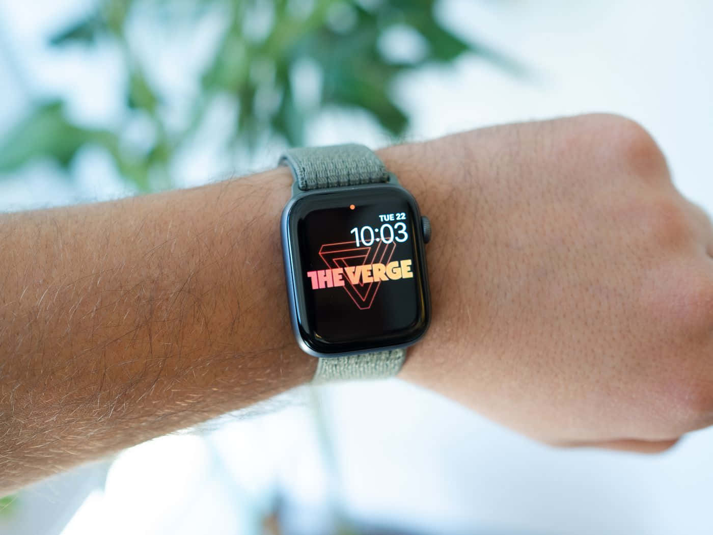 手腕上智慧手錶的特寫，顯示 The Verge 標誌和時間。 — Apple Watch 動態 壁紙