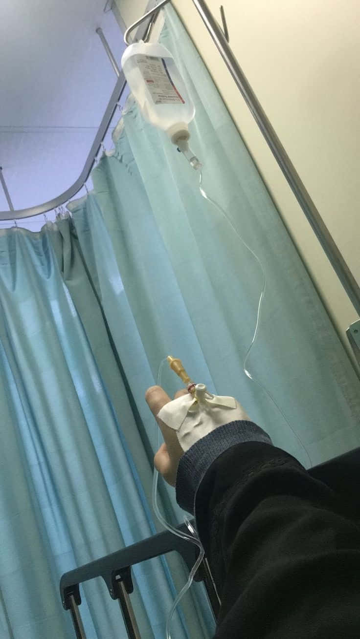 一個人拿著靜脈點滴 壁紙
