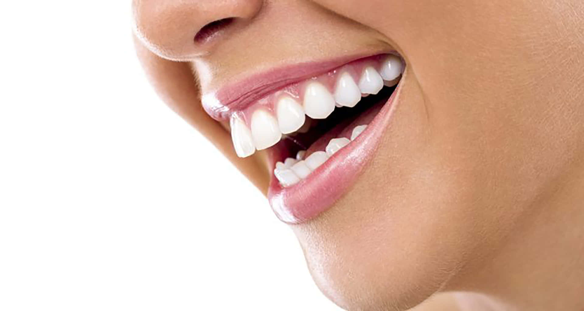 Dentistry 桌布 壁紙 — 一個人明亮潔白的牙齒在純白背景下展現燦爛笑容的特寫。