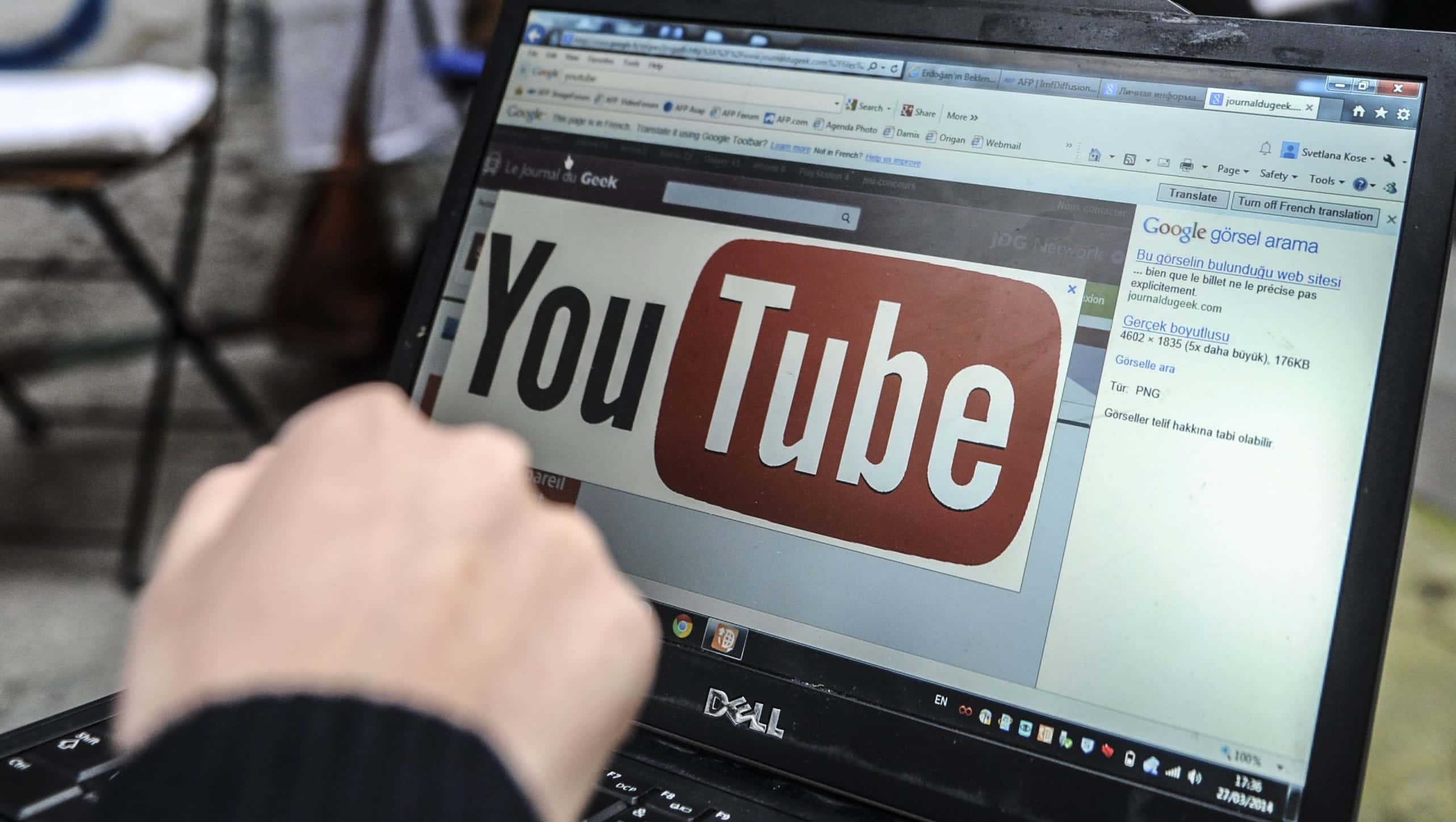 一個人正在使用一台帶有YouTube標誌的筆記型電腦 壁紙
