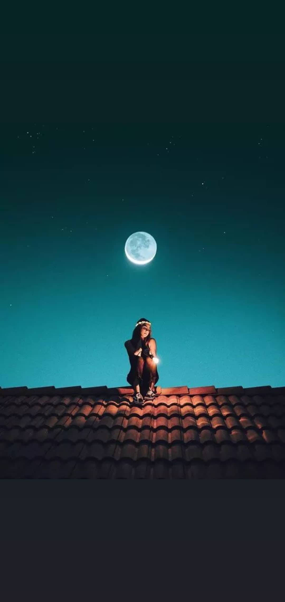 Single 桌布 壁紙 — 一個人獨自坐在瓦片屋頂上，下方是發光的滿月和星空。