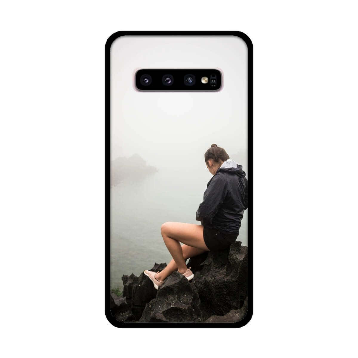 Galaxy S10 桌布 壁紙 — 一個人獨自坐在黑色岩石上，俯瞰霧海，遠方的島嶼逐漸消失在霧中。