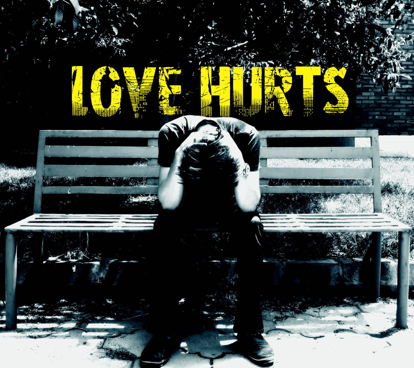 Cartoon 桌布 壁紙 — 一個人癱坐在長椅上，雙手抱頭，上方是粗體黃色的「LOVE HURTS」文字。