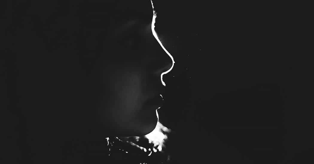 Depressing Profile 桌布 壁紙 — 一個人的側面輪廓，以黑白鮮明對比呈現，被一道細光線照亮，背景漆黑。