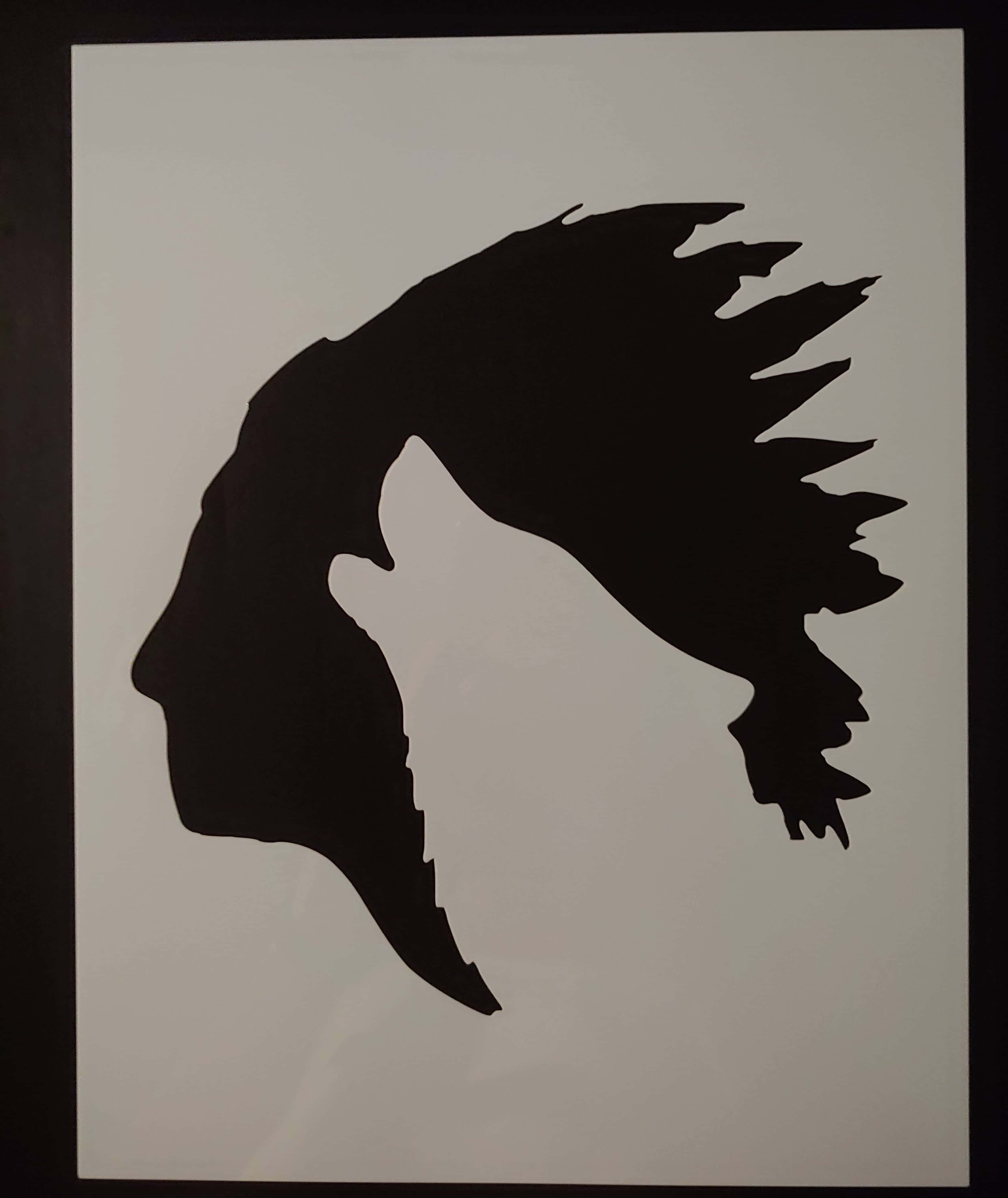 Wolf Silhouette 桌布 壁紙 — 一個人的側面輪廓，頭髮被風吹起，在純米白色背景上形成鮮明的黑色剪影。
