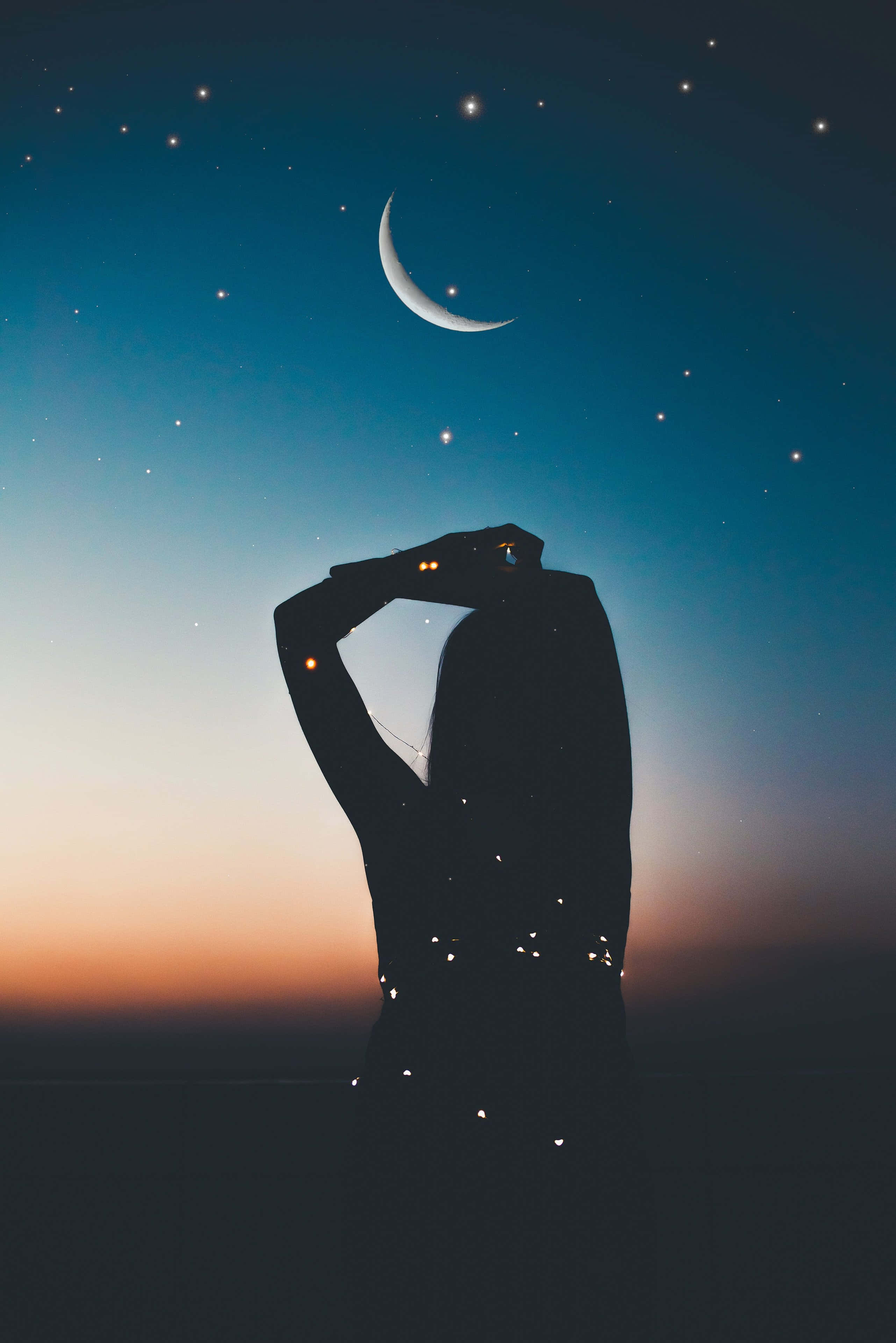 Silhouette 桌布 壁紙 — 一個人的剪影，在暮色天空下仰望新月和星星。