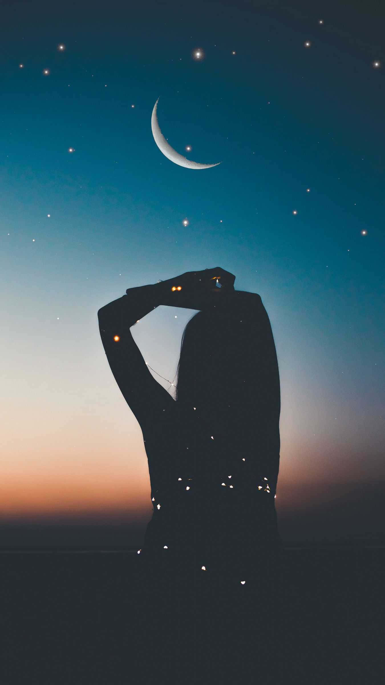 Moon And Stars Phone 桌布 壁紙 — 一個人的剪影，在暮色天空下仰望新月和星星。