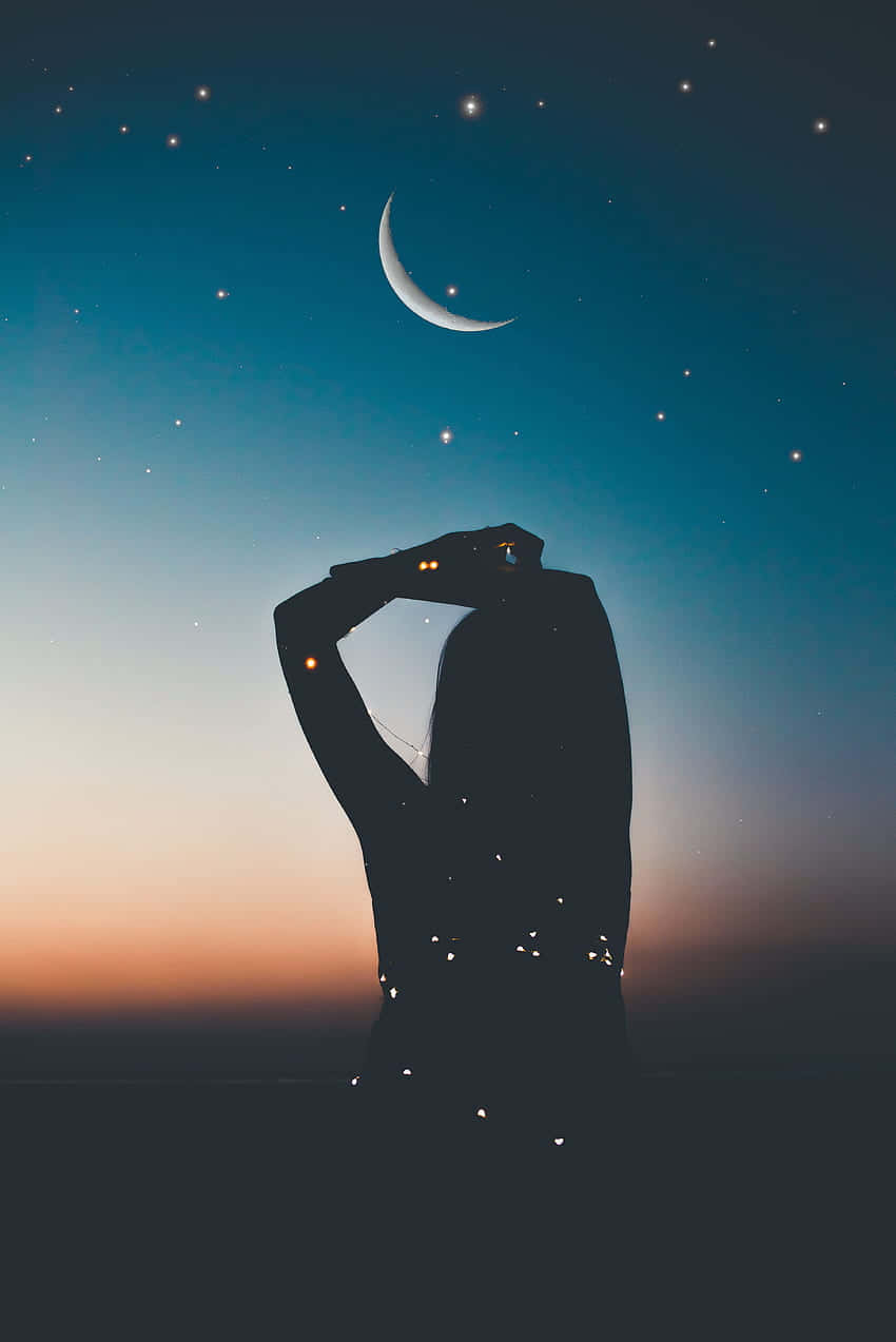Night Sky Moon 桌布 壁紙 — 一個人的剪影，在暮色天空中仰望新月和星星。