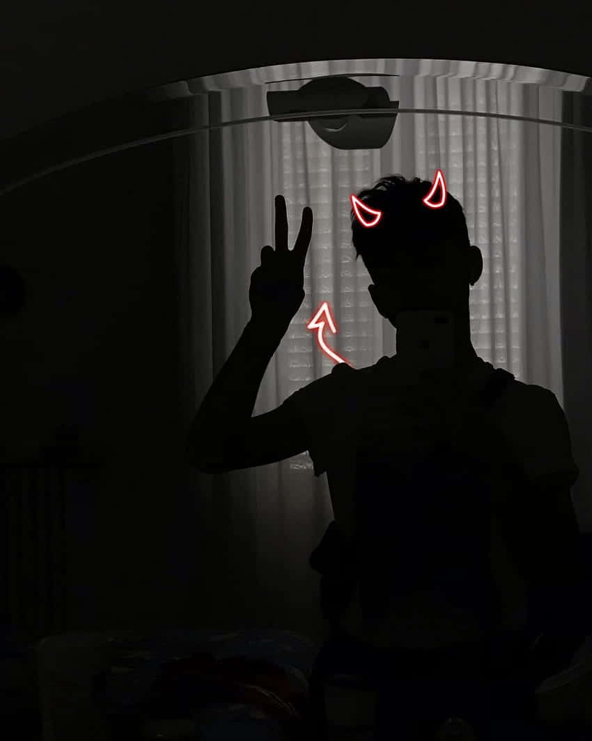 shadow 桌布 壁紙 — 一個人的剪影，帶有發光的紅色惡魔角和和平手勢，背景是黑暗的房間和薄紗窗簾。