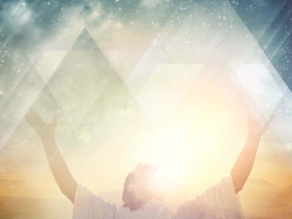 Gospel 桌布 壁紙 — 一個人的剪影，雙臂舉起，朝向由幾何玻璃面板和閃爍粒子框住的燦爛太陽光芒。