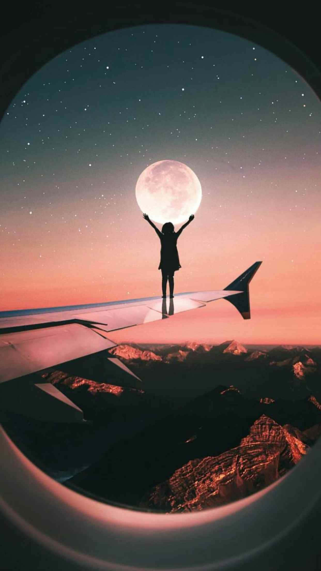 攝影 桌布 壁紙 — 一個人的剪影勝利地站在飛機機翼上，背景是星空，山頂上方有一輪發光的月亮。