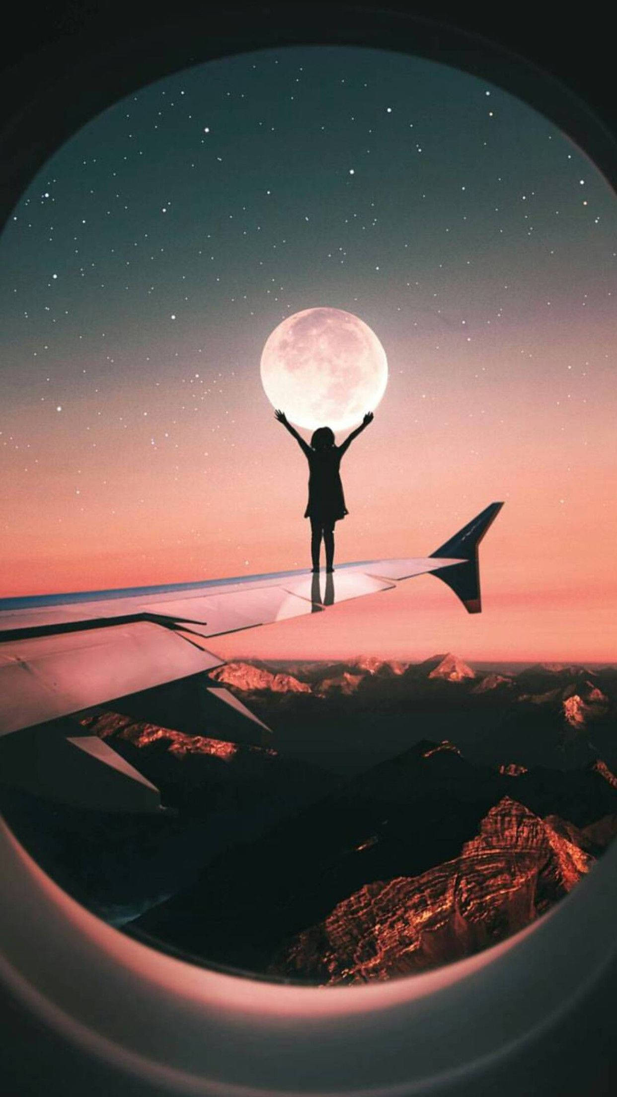 飛機 桌布 壁紙 — 一個人的剪影勝利地站在飛機機翼上，背景是繁星點點的暮色天空，山頂上方有一輪發光的月亮。