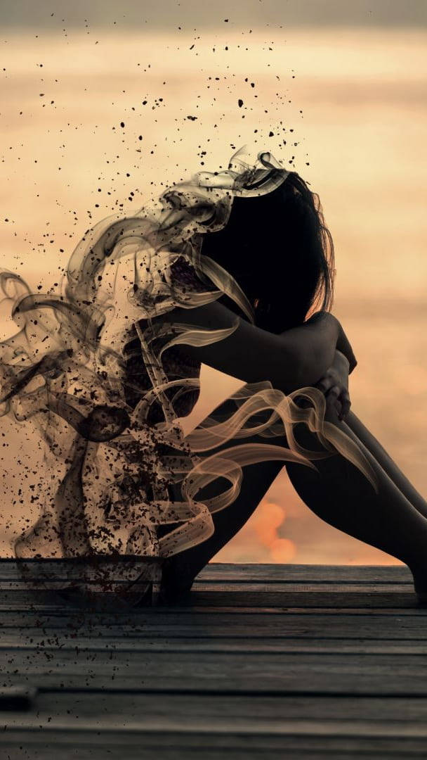 mood 桌布 壁紙 — 一個人的剪影在溫暖的日落天空下溶解成煙霧和粒子。