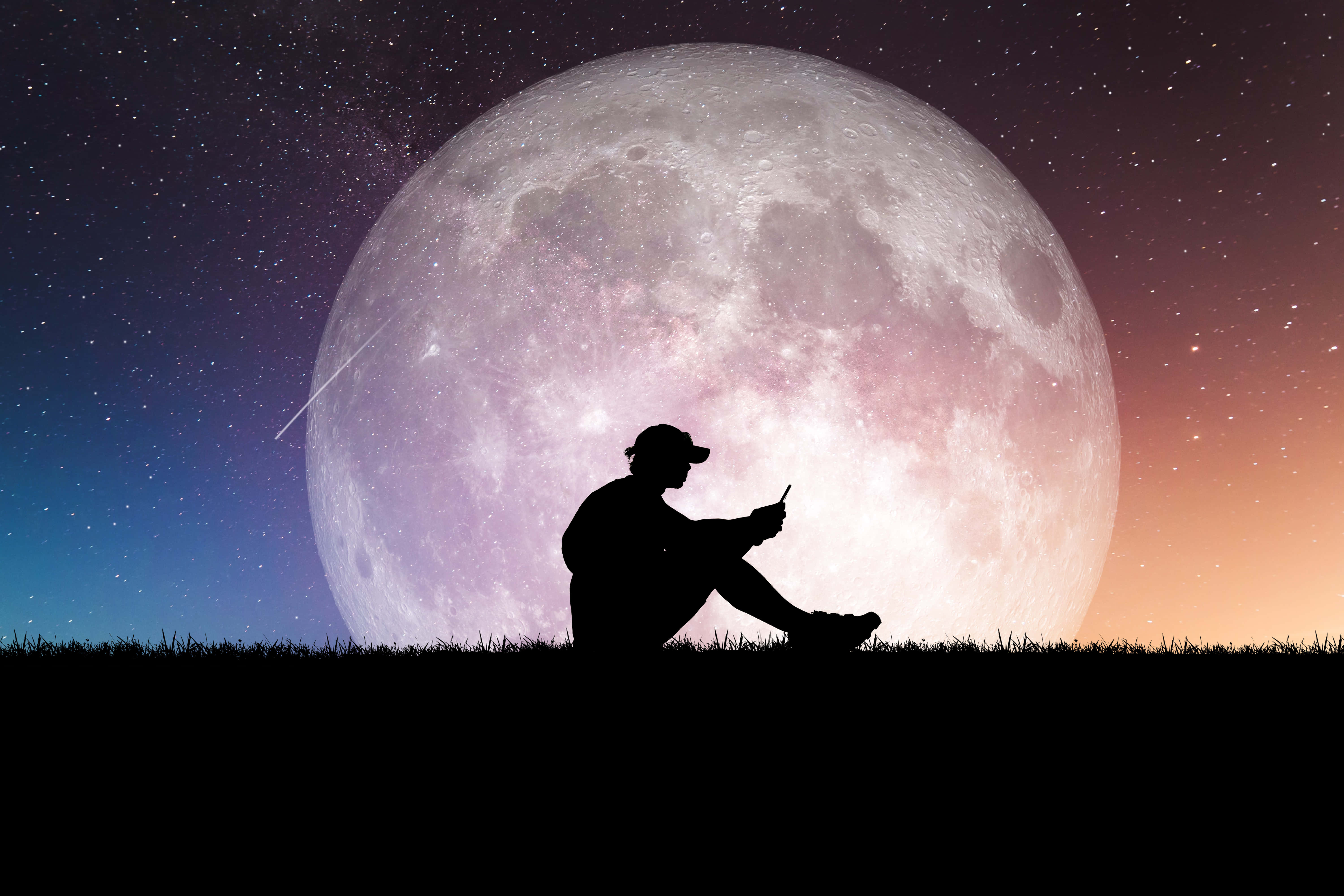 Sad Romance 桌布 壁紙 — 一個人的剪影坐在草地上，在巨大的月光天空下，有星星和一顆流星。