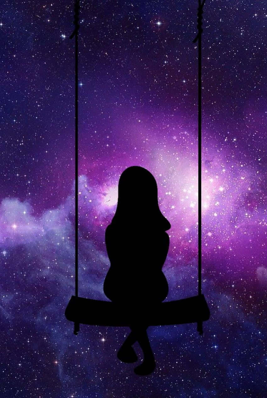 動漫 桌布 壁紙 — 一個人的剪影獨自坐在鞦韆上，懸掛在充滿活力的紫色和藍色星空銀河天空前。