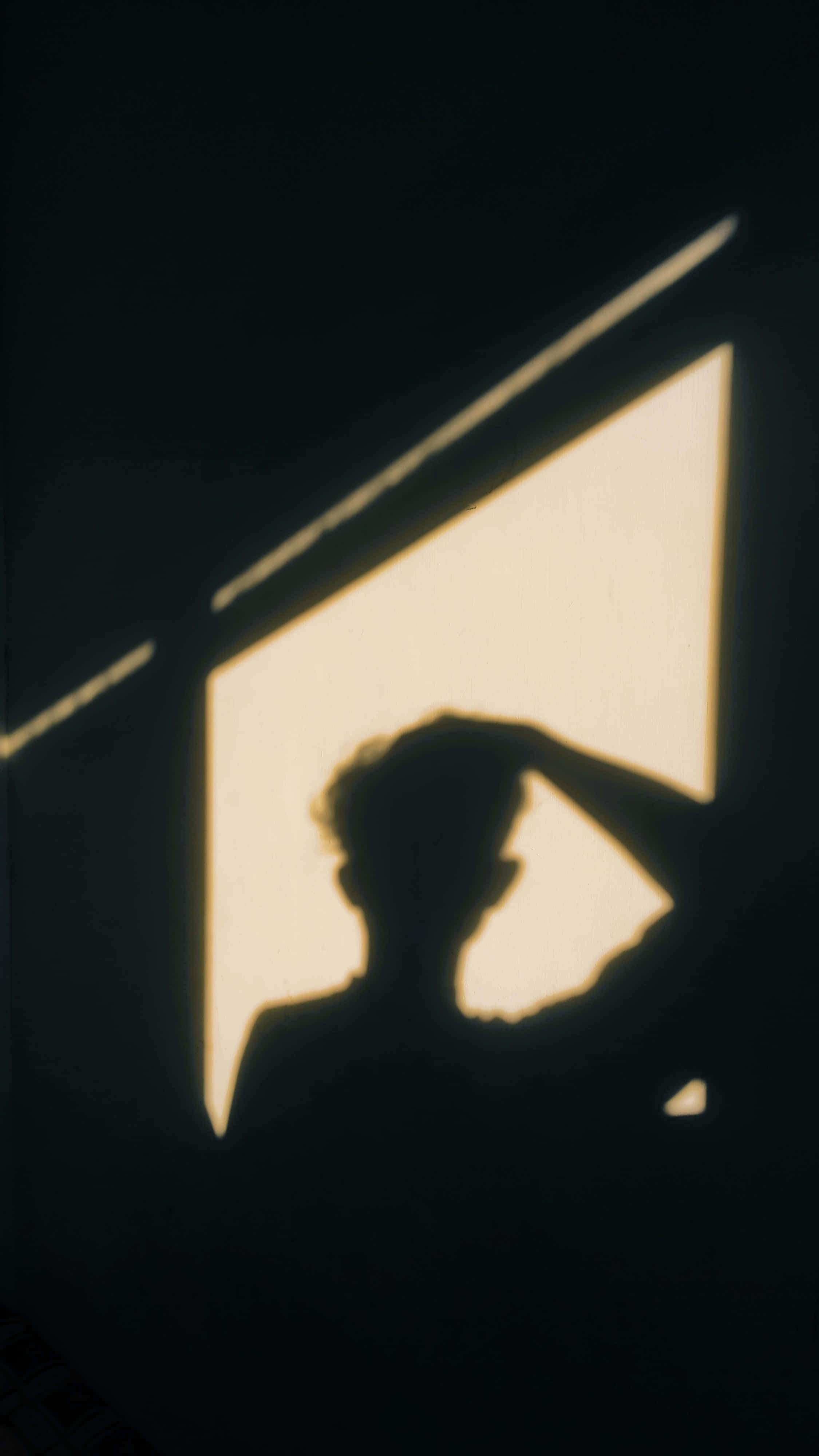 shadow 桌布 壁紙 — 一個人的剪影站在昏暗的房間裡，手放在頭上，被明亮的窗戶框住，投射出銳利的幾何光線。