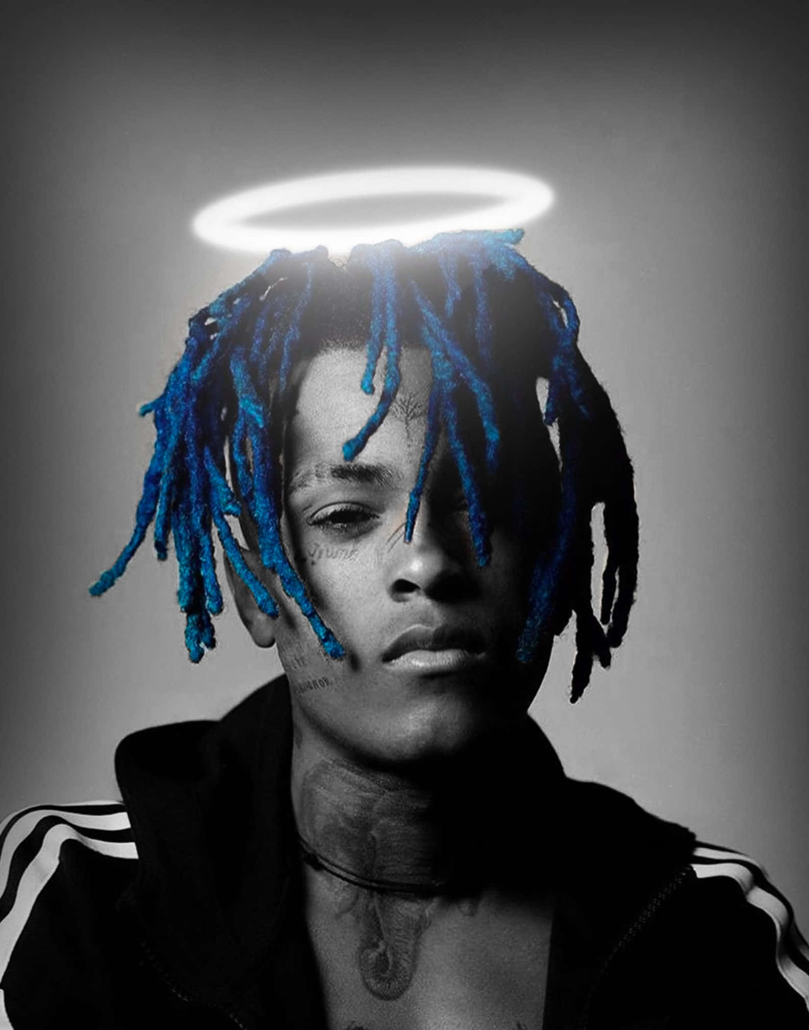 XXXTENTACION 桌布 壁紙 — 一個人的單色肖像，帶有充滿活力的藍色辮子和頭頂上發光的光環。