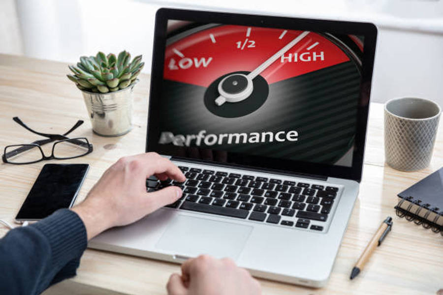 Speed 桌布 壁紙 — 一個人的手在筆記型電腦上打字，顯示紅色效能指針指向高處，並帶有performance字樣。