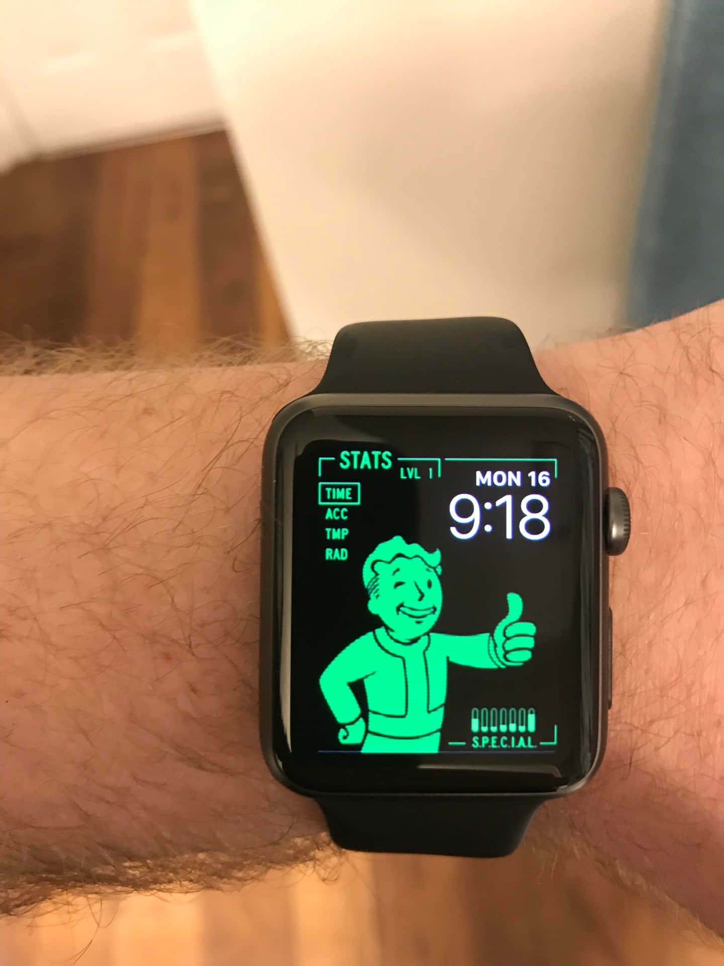 智慧手錶顯示Fallout角色豎起大拇指。 — Apple Watch 動態 壁紙