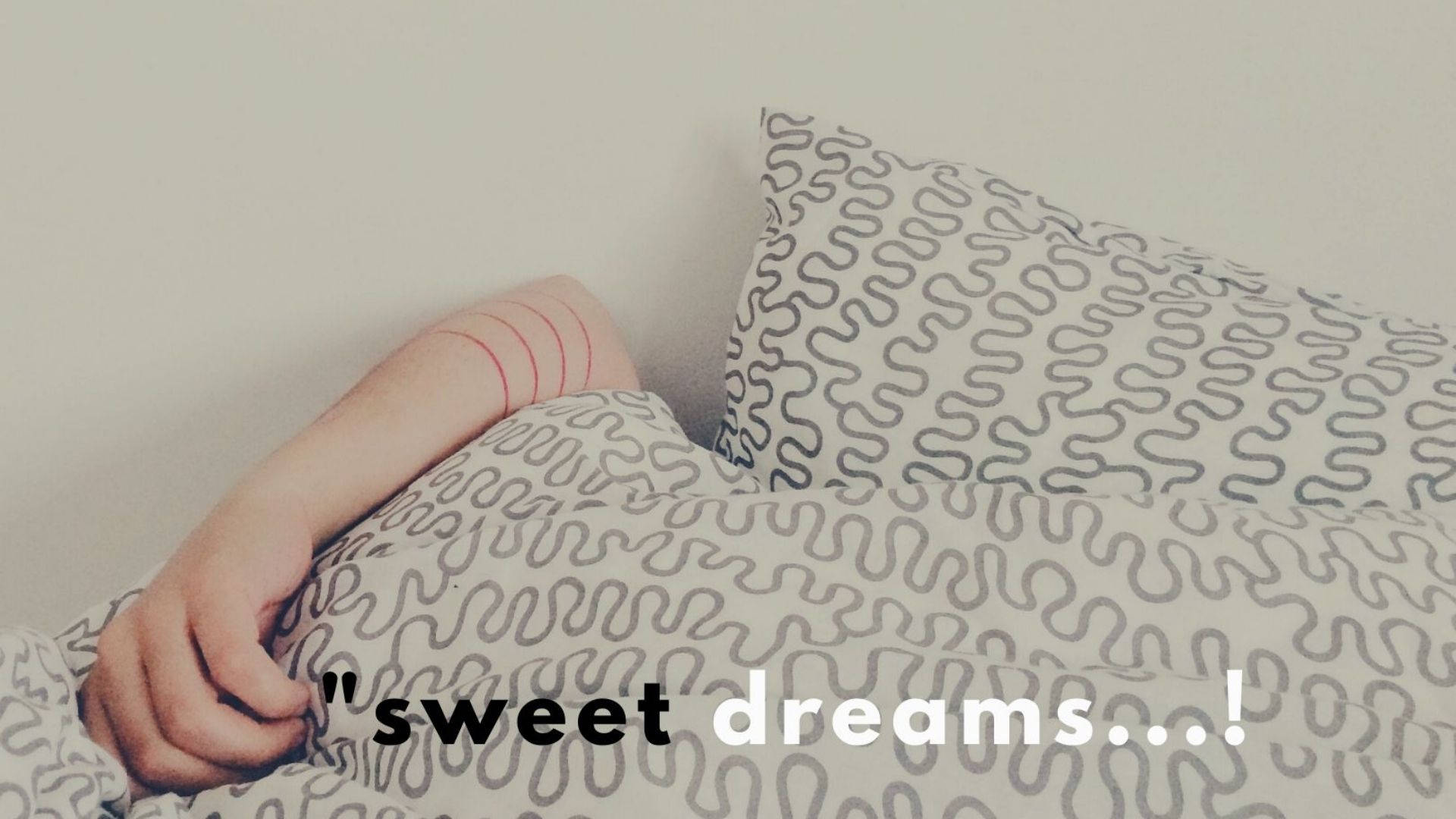dreams 桌布 壁紙 — 一個人的手臂擱在圖案枕頭上，戴著紅色腕帶，文字寫著甜夢