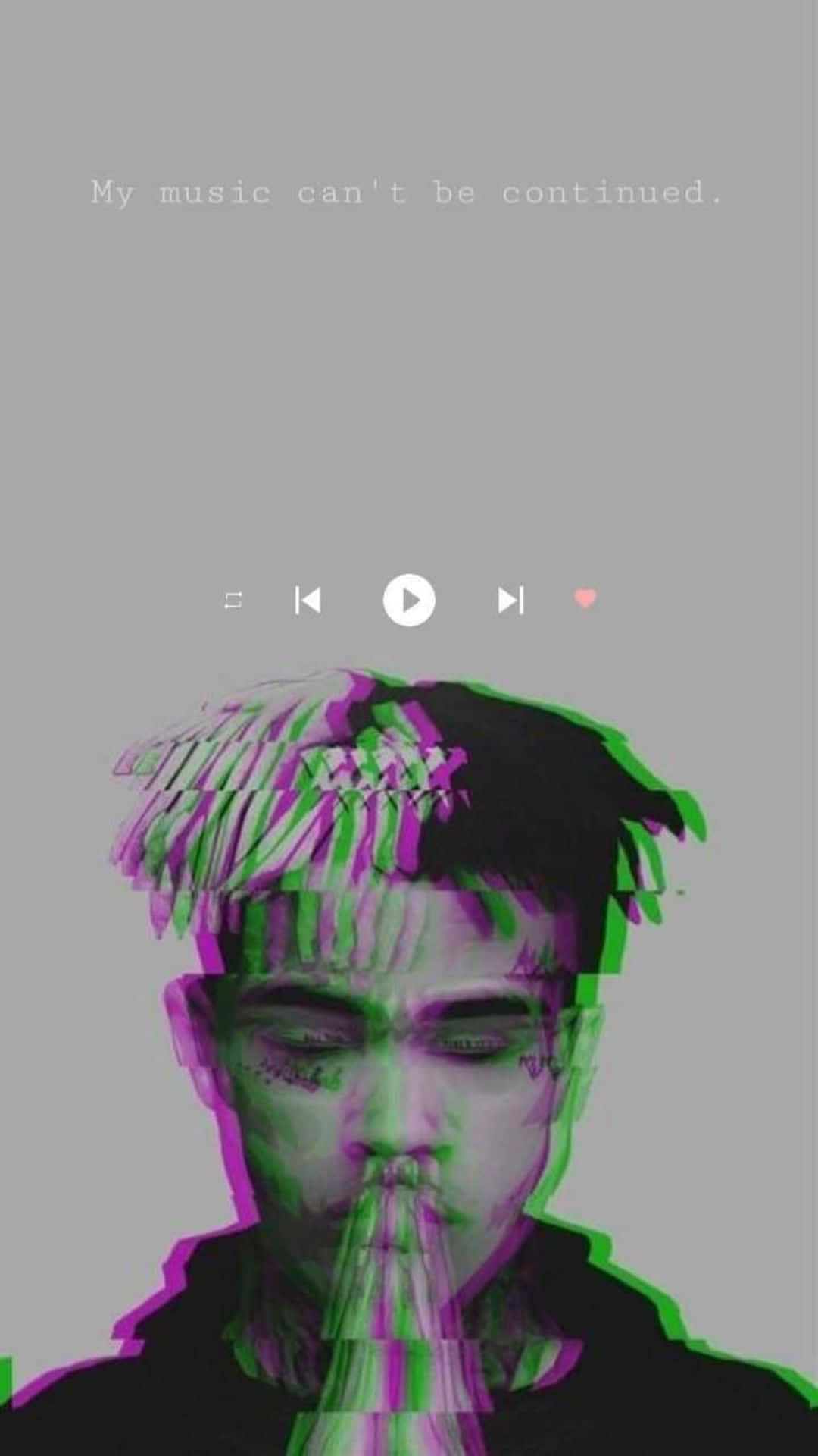 XXXTENTACION 桌布 壁紙 — 一個人的故障藝術肖像，帶有紫色和綠色的數位扭曲，以及音樂播放器圖示疊加在灰色背景上。