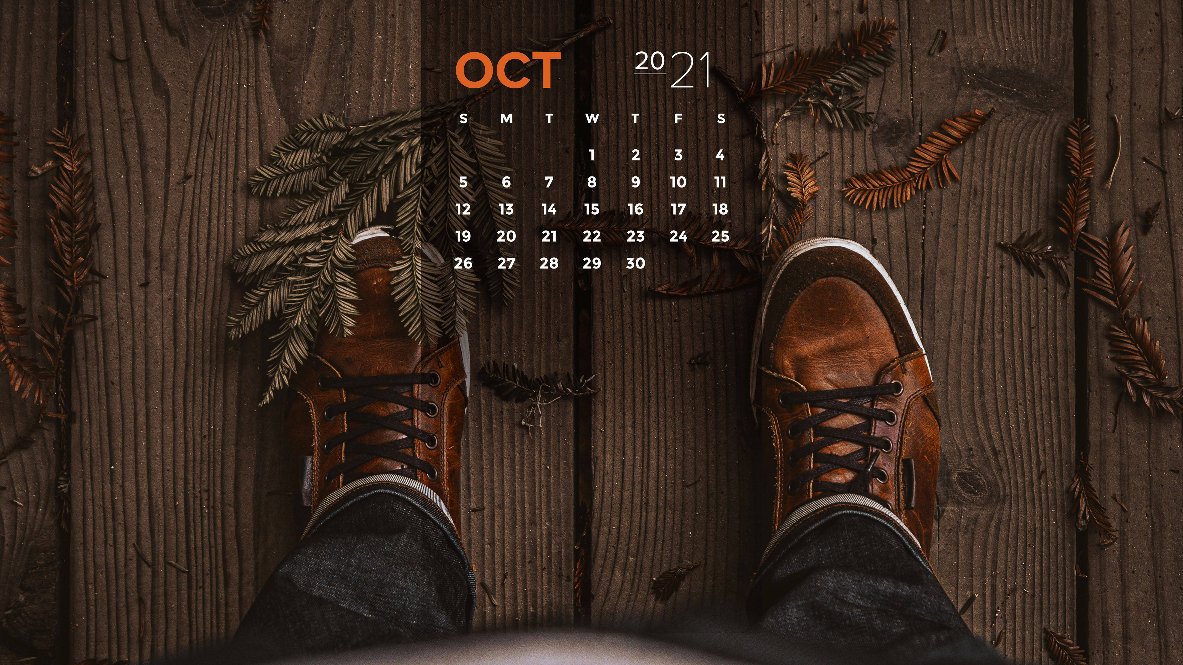 October 桌布 壁紙 — 一個人的棕色皮鞋站在質樸的木地板上，旁邊是2021年10月的日曆，周圍環繞著乾燥的松針。