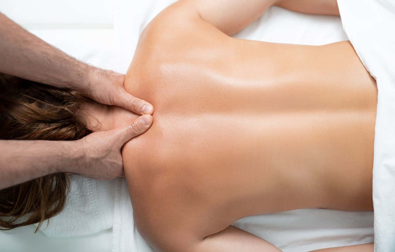 Massage 桌布 壁紙 — 一個人的特寫，其上背部正接受深層組織按摩，雙手施加壓力。