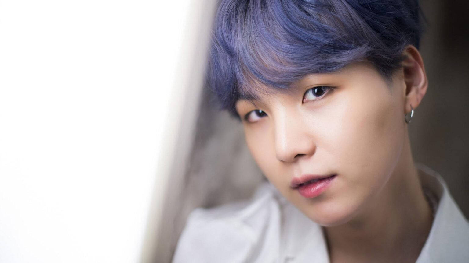 Bts Suga Cute 桌布 壁紙 — 一個人的特寫肖像，擁有充滿活力的藍色頭髮和銀色耳環，穿著白色襯衫。